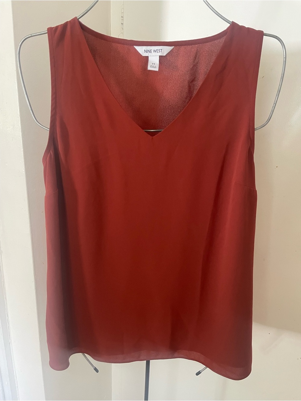 Nine West Women's Rust V-Neck Sleeveless Blouse